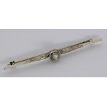 AN ART DECO BAR BROOCH 750/000 white gold with a brilliant cut diamond of approximately0.2ct, old-