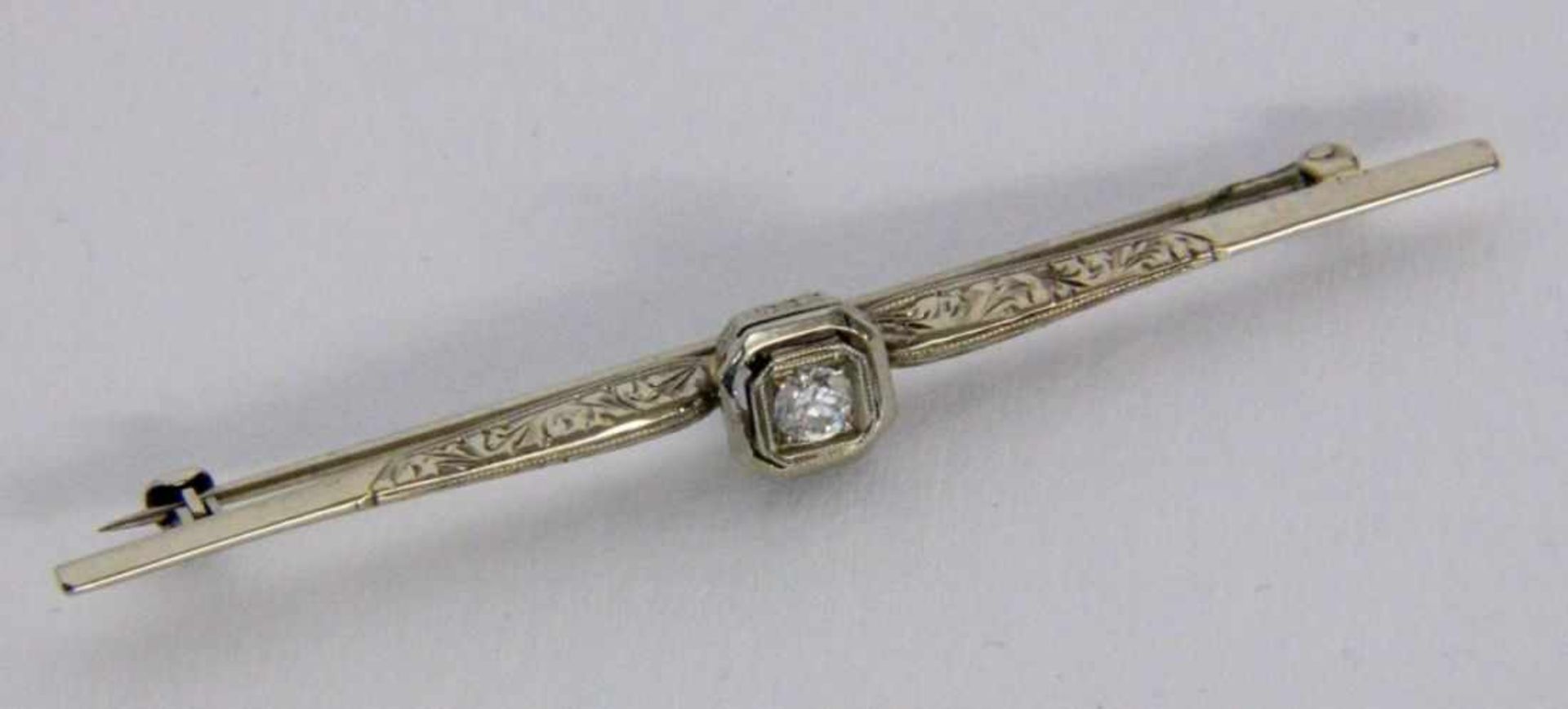 AN ART DECO BAR BROOCH 750/000 white gold with a brilliant cut diamond of approximately0.2ct, old-