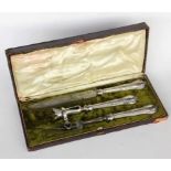 A CARVING SET France, 19th century 3 pieces, complete in the original case. Handlessilver-plated,