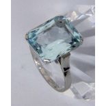 A LADIES RING 585/000 white gold with fine aquamarine, approximately 15 x 12.5 mm. Ringsize 57,