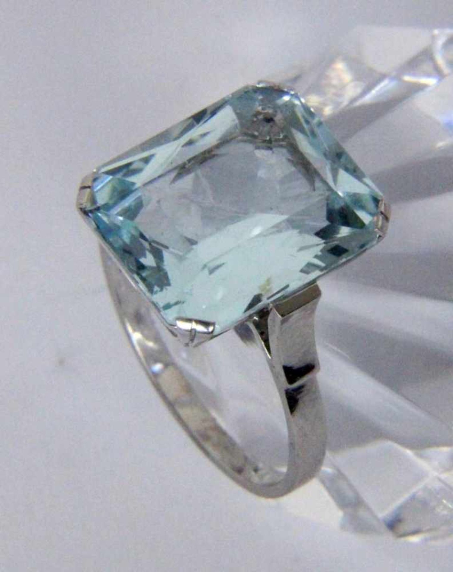 A LADIES RING 585/000 white gold with fine aquamarine, approximately 15 x 12.5 mm. Ringsize 57,