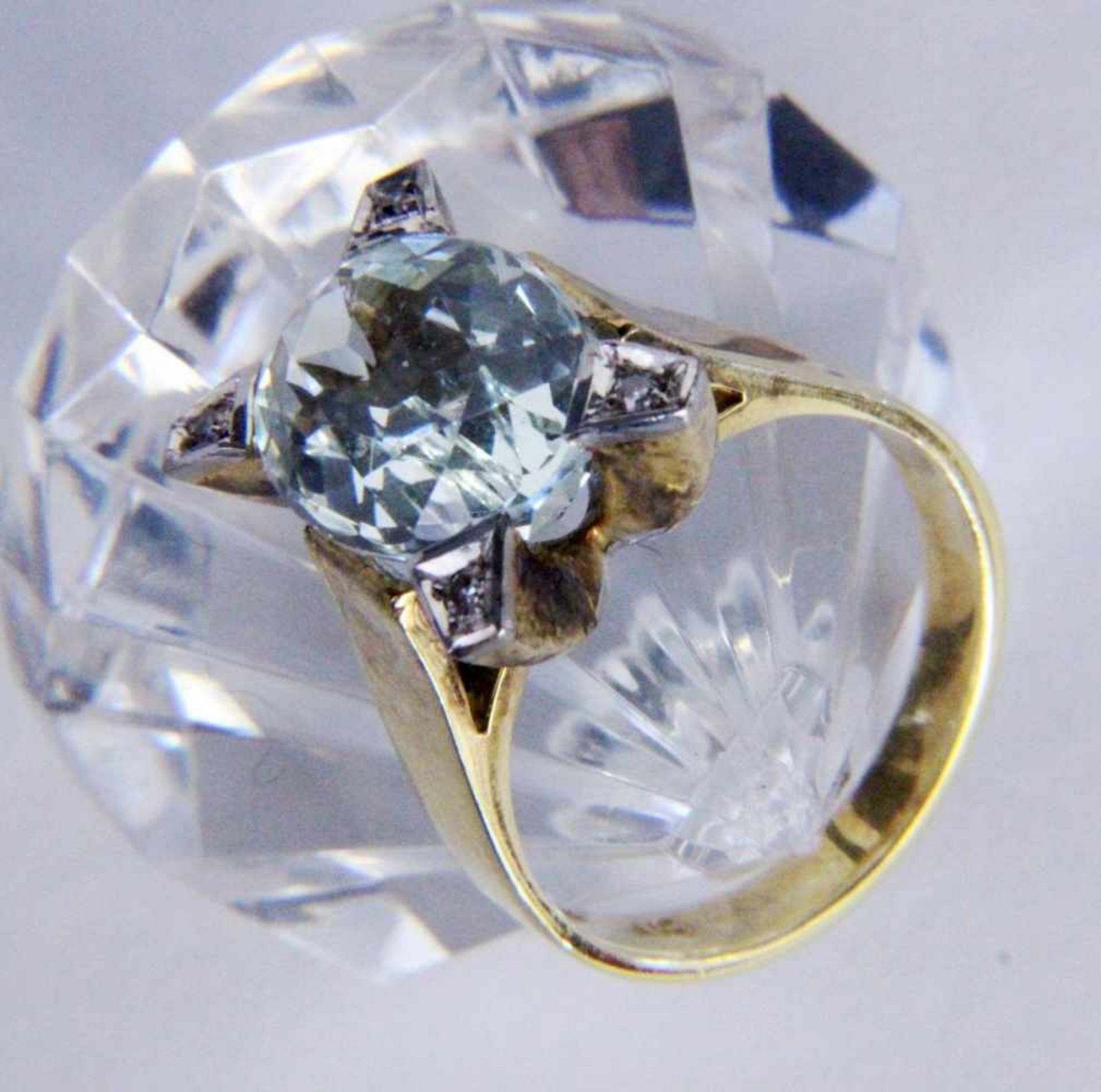A LADIES' RING 585/000 yellow gold with fine aquamarine and 4 brilliant cut diamonds. Ringsize 55,