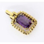 A PENDANT 585/000 yellow gold with amethyst measuring approximately 20 x 13 mm. 4.6 cmlong, gross