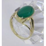 A LADIES RING 585/000 yellow gold with jade cabochon. Ring size 53, gross weightapproximately 2.9