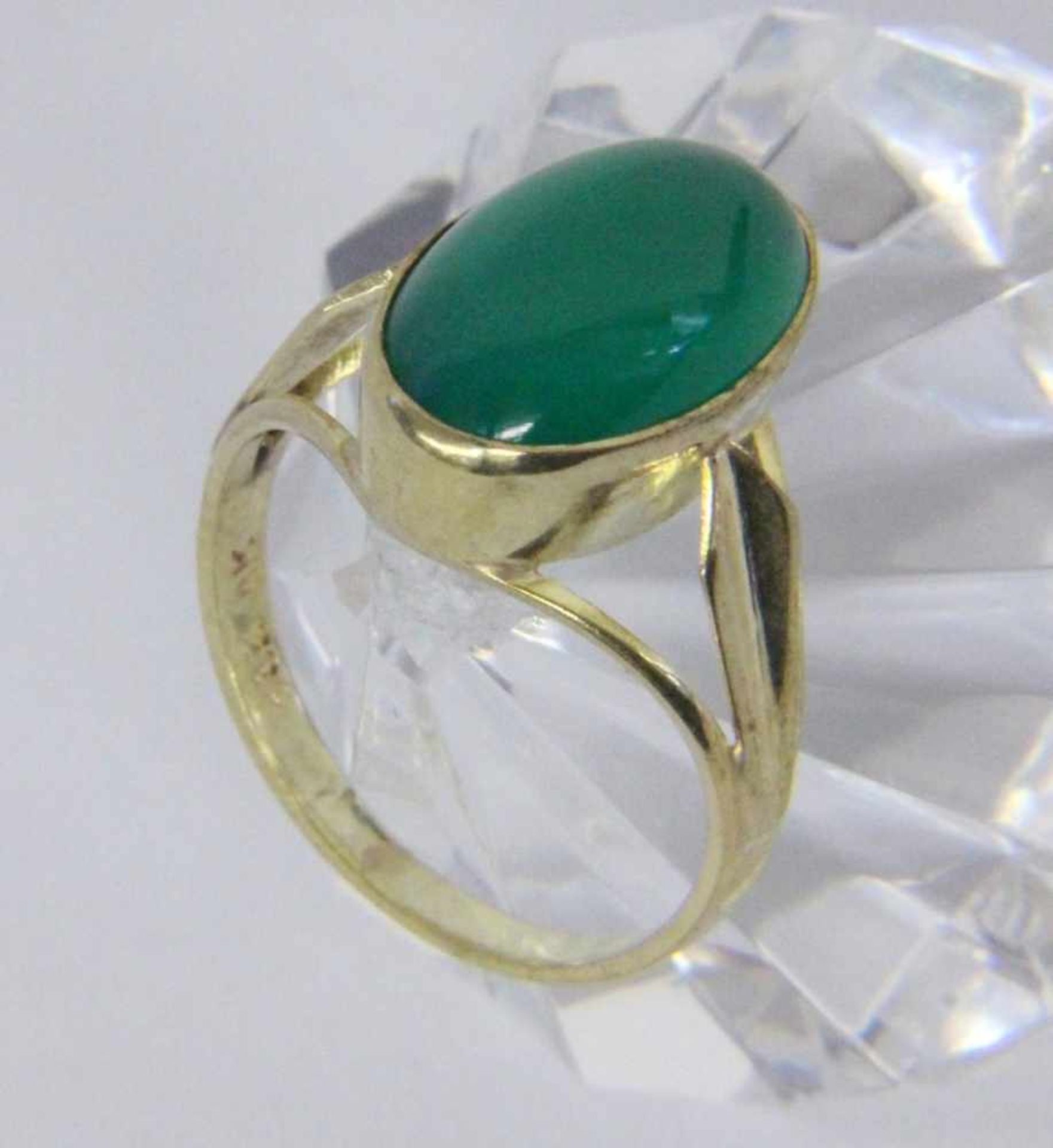 A LADIES RING 585/000 yellow gold with jade cabochon. Ring size 53, gross weightapproximately 2.9