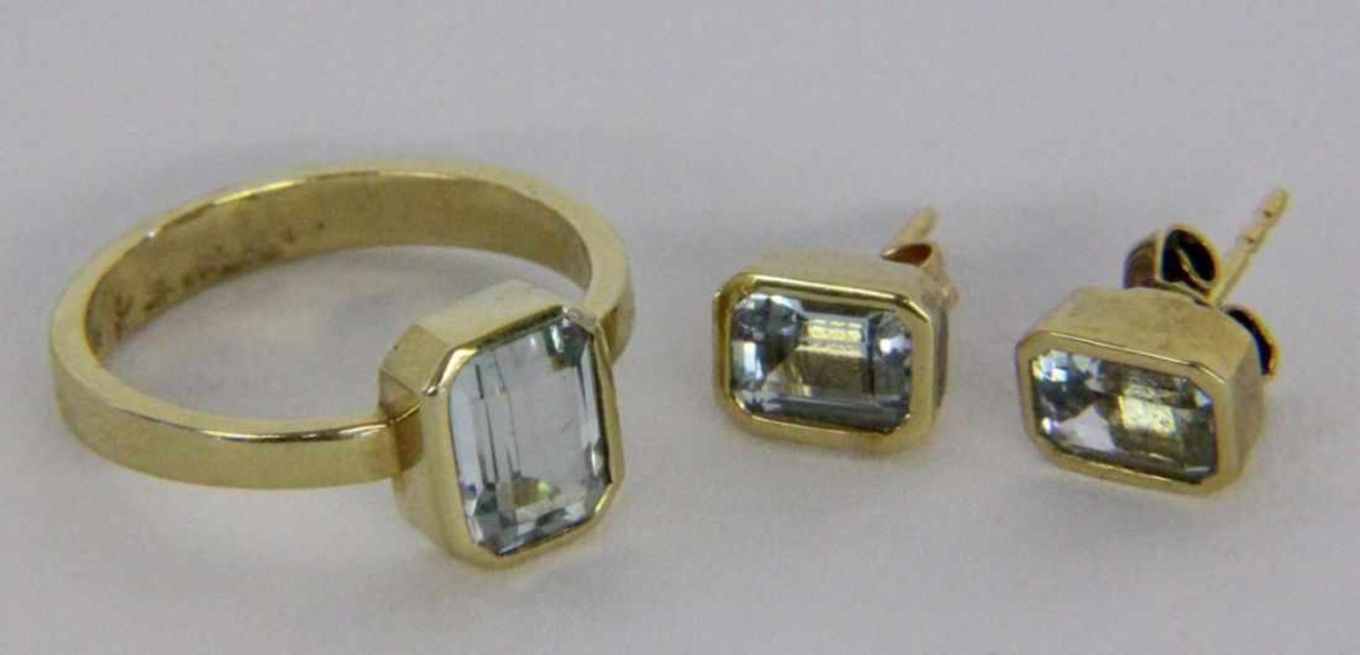 A LADIES RING AND A PAIR OF STUD EARRINGS 585/000 yellow gold and aquamarines. Ring size56, gross