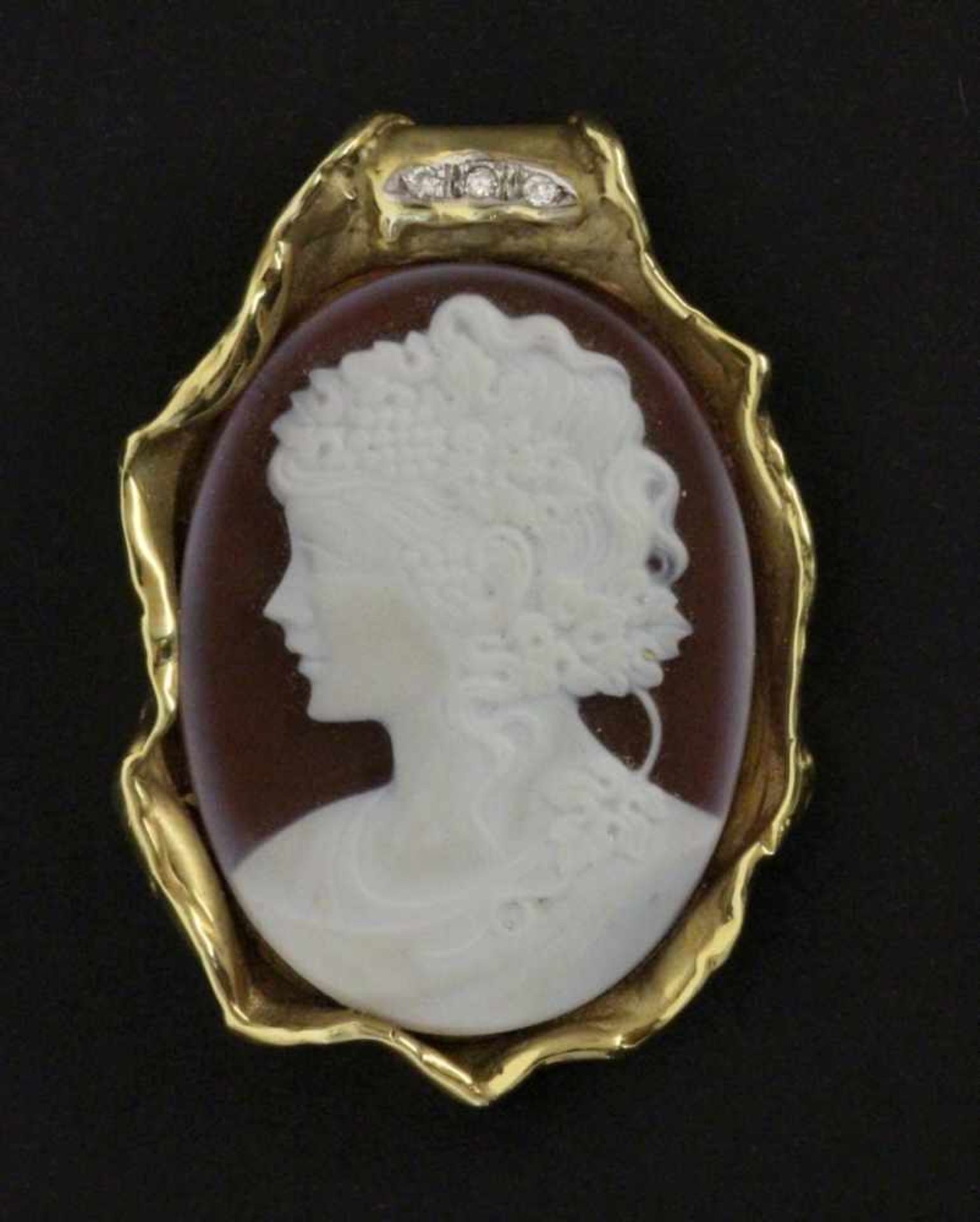 A PENDANT WITH CAMEO 585/000 yellow gold with finely cut cameo made from layered carnelianand 3