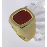 A MEN'S RING 333/000 yellow gold with carnelian. Ring size 62, gross weight approximately7.2