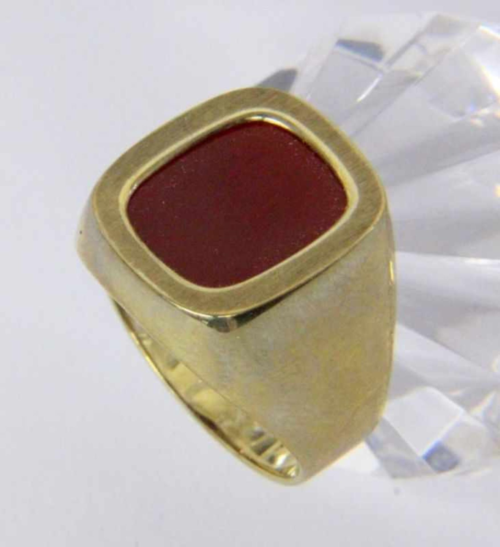 A MEN'S RING 333/000 yellow gold with carnelian. Ring size 62, gross weight approximately7.2