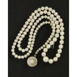 A PEARL NECKLACE gradient. Clasp 585/000 white gold. 51.5 cm longPERLENKETTE, verlaufend.Schliesse