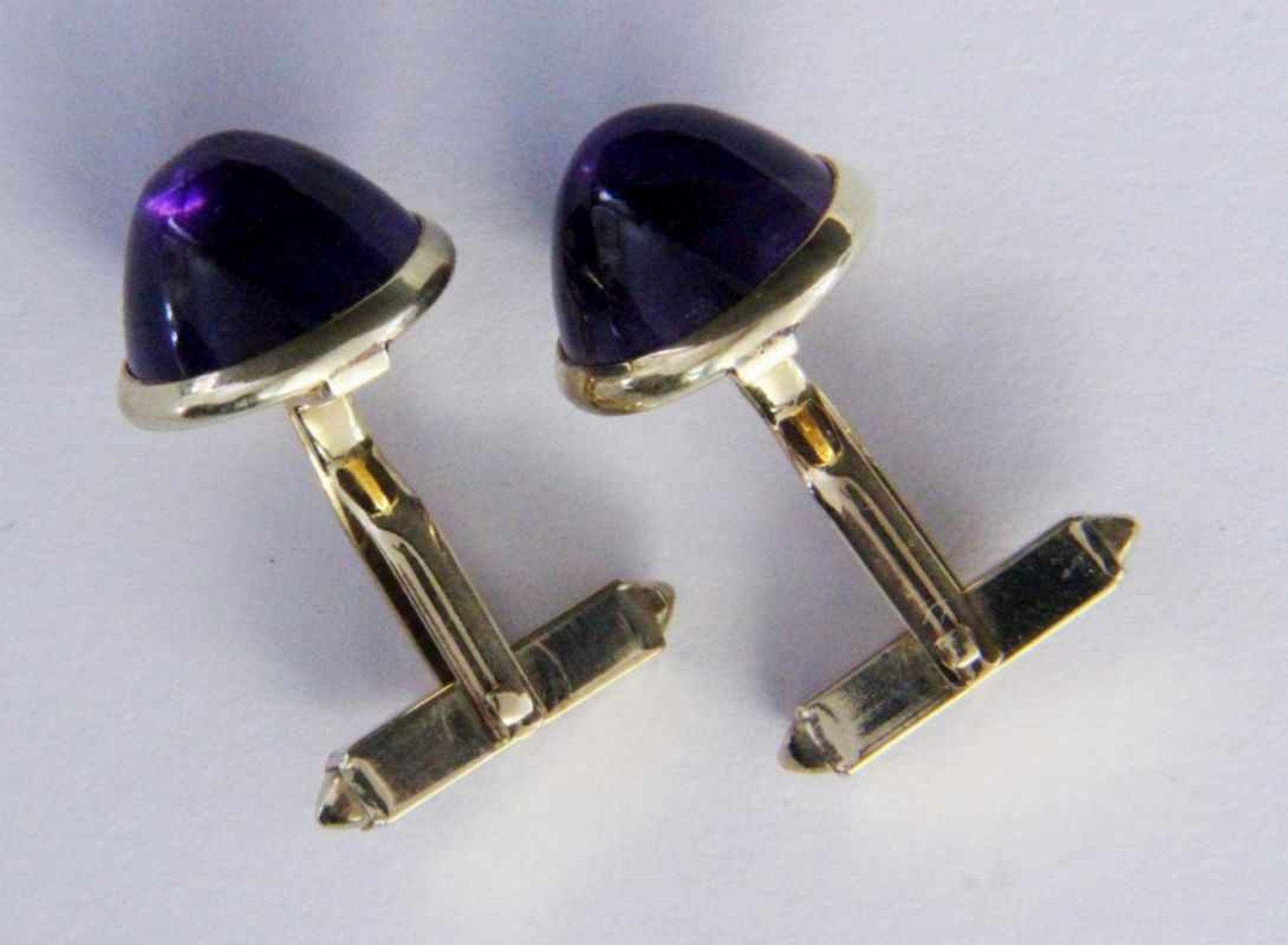A PAIR OF CUFFLINKS 585/000 yellow gold with amethysts. Gross weight approximately 13.8gramsPAAR