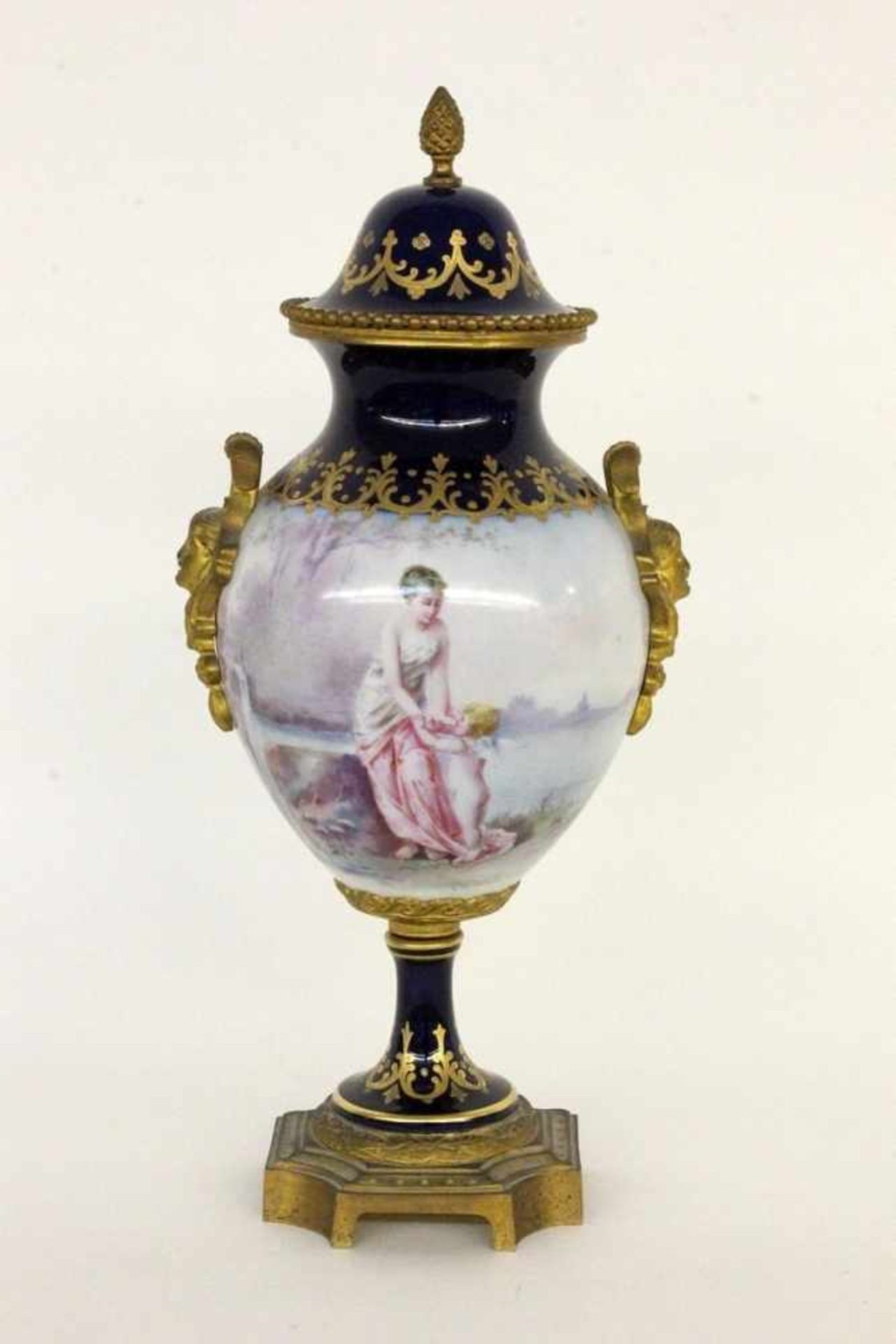 A MAGNIFICENT LIDDED VASE Sevres / Paris, late 19th century Porcelain with dark bluebackground and