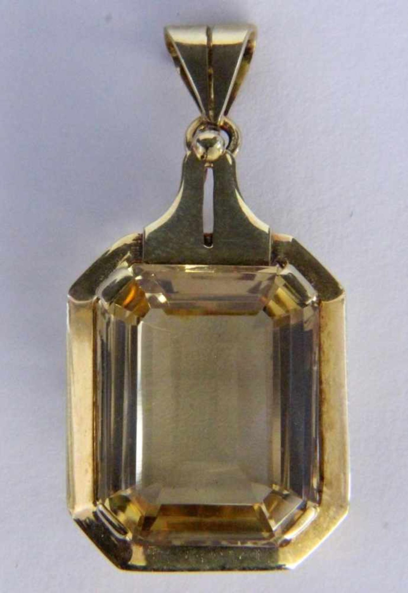 A PENDANT 585/000 yellow gold with citrine. 4 cm long, gross weight approximately 10.