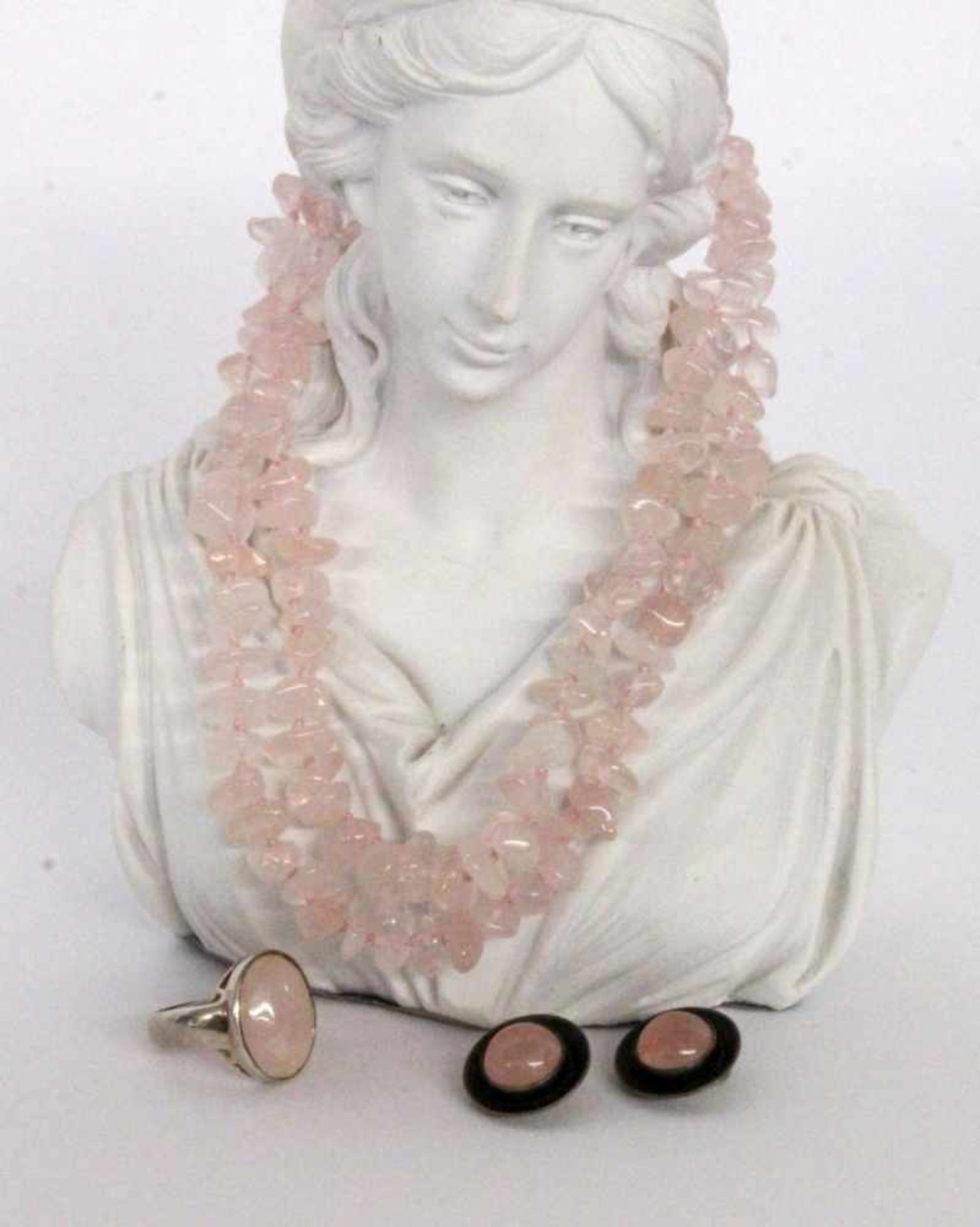 3 JEWELLERY PIECES WITH ROSE QUARTZ Silver. Necklace, pair of ear clips and ring3 TEILE SCHMUCK