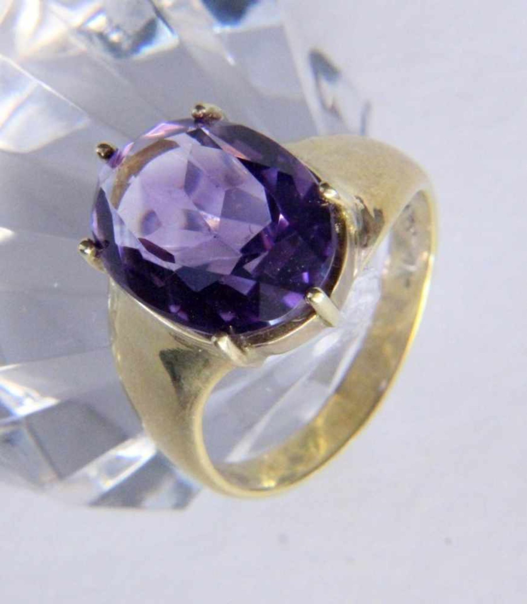 A LADIES' RING 585/000 yellow gold with amethyst. Ring size 56, gross weight approximately6.6