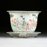 A LARGE CHINESE FAMILLE VERTE ENAMELLED PORCELAIN JARDINIERE AND PLATTER, LATE 20TH CENTURY, of