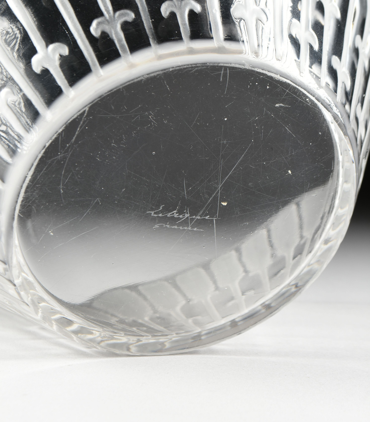A LALIQUE FROSTED AND CLEAR GLASS FRUIT BOWL, ENGRAVED SIGNATURE, CIRCA 1960, of circular form - Image 4 of 5
