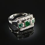 A WHITE GOLD, EMERALD, AND DIAMOND LADY'S RING, the rectangular setting with three square cut