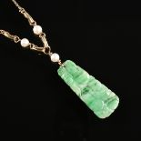 A GOLD, CARVED JADE, AND PEARL LADY'S PENDANT NECKLACE, the rectangular pendant of mottled green