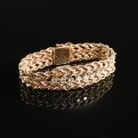 A 14K YELLOW GOLD AND DIAMOND LADY'S BRACELET, solid rope design set with seven round brilliant