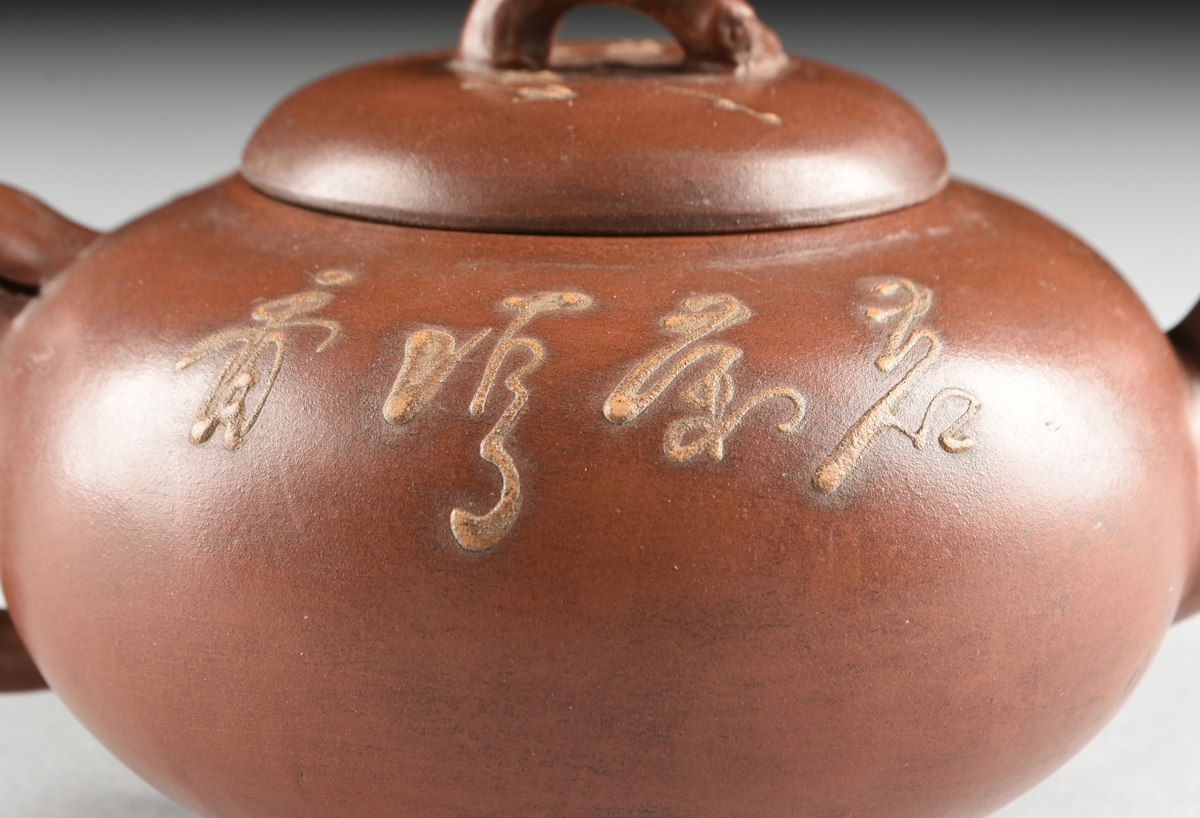 A CHINESE YINXING ENAMELED TEA POT, SIGNED, EARLY/MID 20TH CENTURY, the branch form lid with - Image 5 of 7