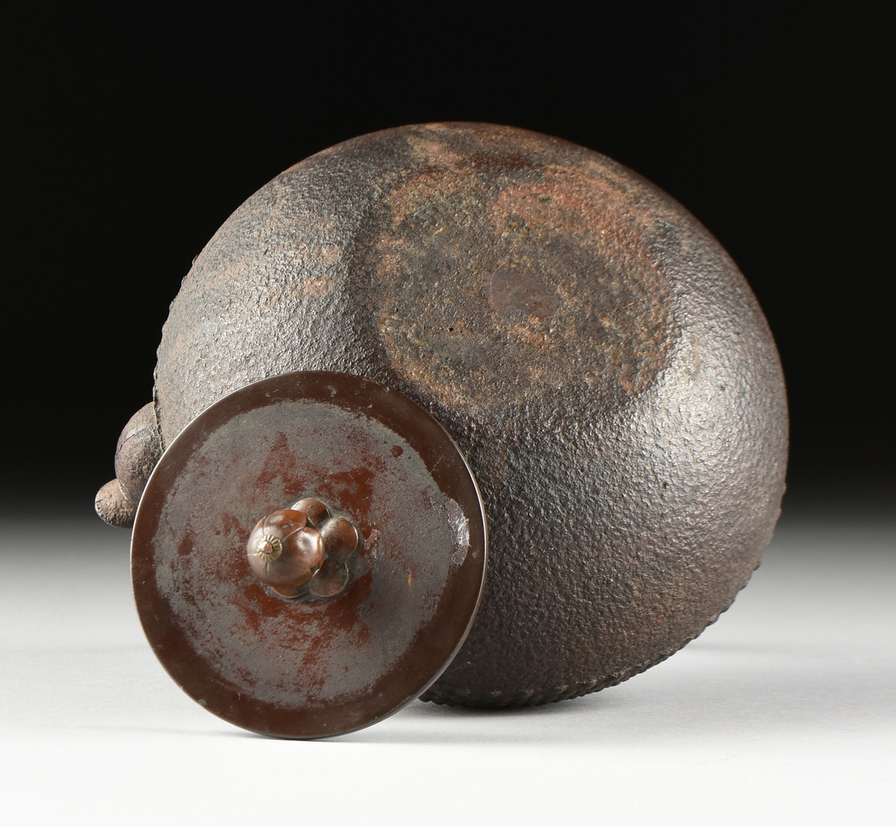 A JAPANESE IRON AND BRONZE TETSUBIN TEA KETTLE AND CLOISONNÉ VASE, the teapot attributed to the - Image 5 of 8