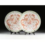 A PAIR OF EXPORT QING DYNASTY (1644-1912) STYLE ENAMELED GILT PORCELAIN CHARGERS, MID/LATE 20TH