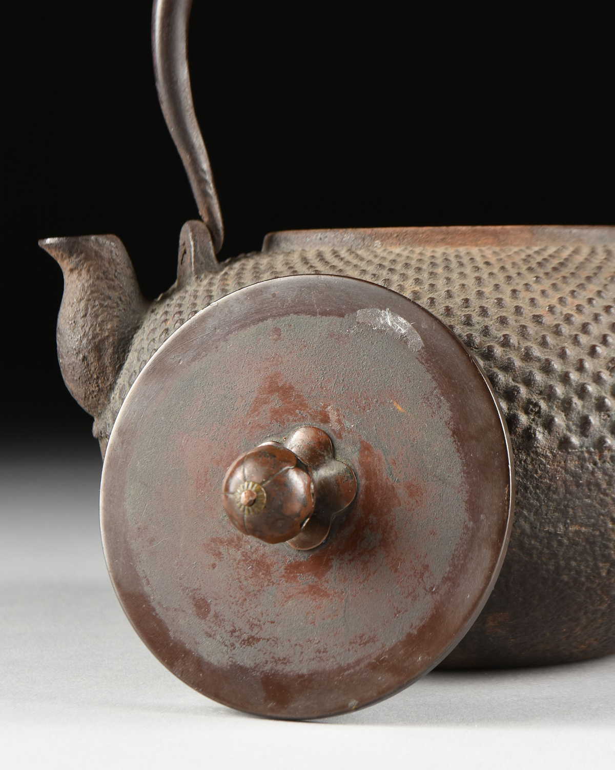 A JAPANESE IRON AND BRONZE TETSUBIN TEA KETTLE AND CLOISONNÉ VASE, the teapot attributed to the - Image 4 of 8