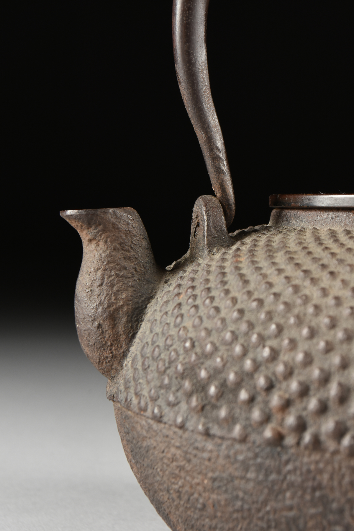 A JAPANESE IRON AND BRONZE TETSUBIN TEA KETTLE AND CLOISONNÉ VASE, the teapot attributed to the - Image 3 of 8