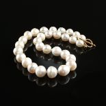 AN 18K YELLOW GOLD AND PEARL LADY'S NECKLACE, comprising thirty 12 mm - 15 1/2 mm fresh water pearls