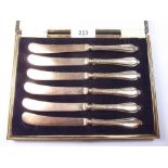 A set of six silver handled tea knives, cased - Sheffield 1917