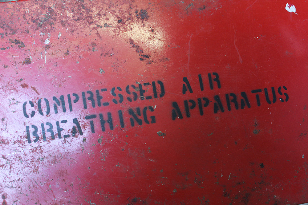 Siebe Gorman Airmaster vintage breathing apparatus, in red steel transport box with instruction - Image 3 of 3