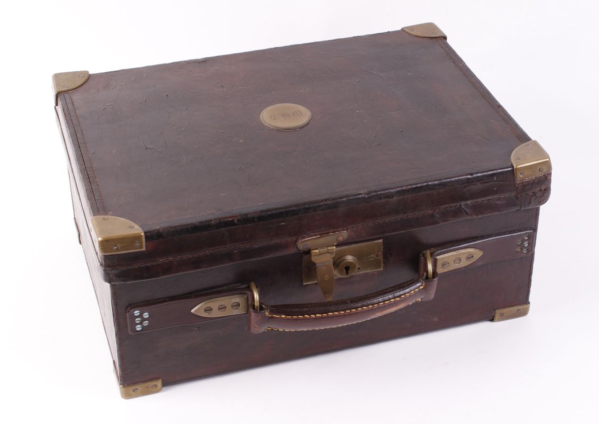 Large leather cartridge magazine with brass corners, 5 internal wooden compartments for approx.