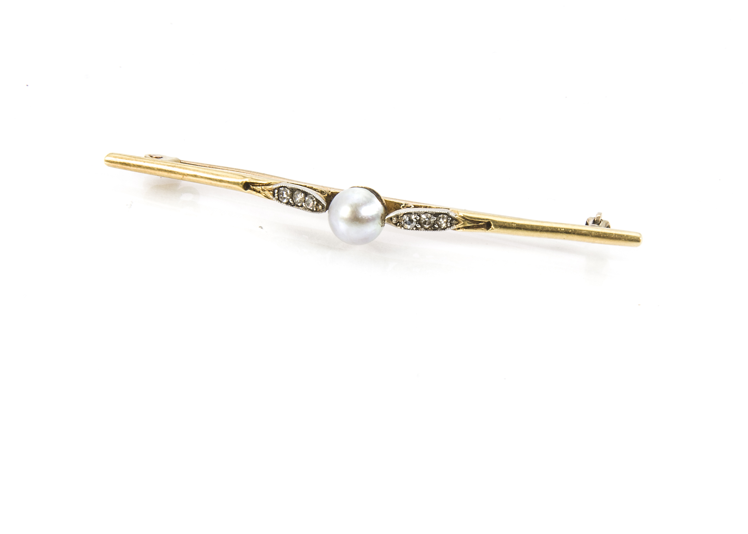 A vintage 18ct gold and pearl bar brooch, with single white pearl to centre and heightened by