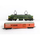 Tri-ang 00 Gauge R257 two tone green Double Ended Electric Locomotive with Pantographs and Mail