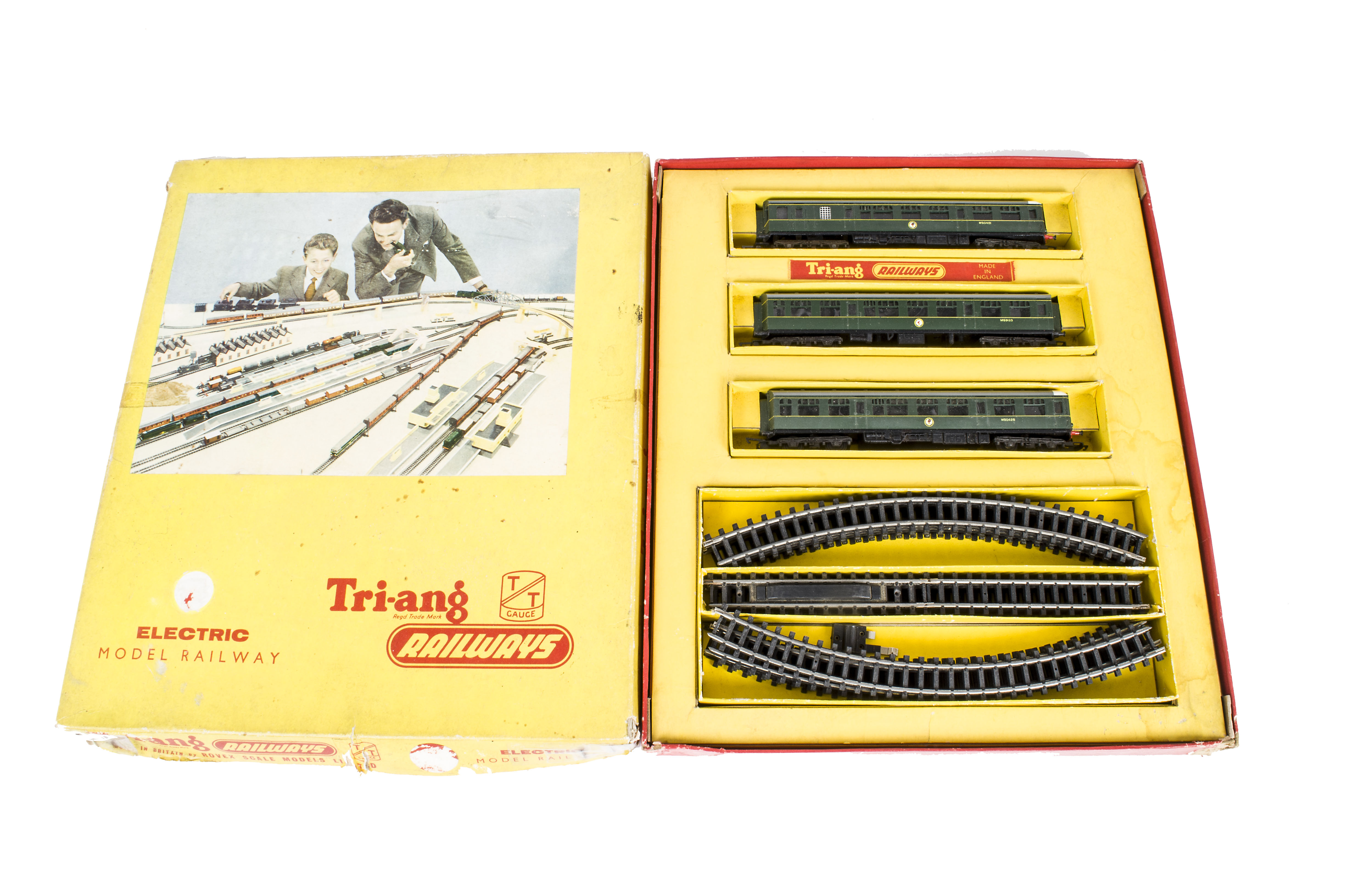 Tri-ang TT Gauge T7 Train Set, comprising BR green 3-Car DMU, power clip and oval of type B track,