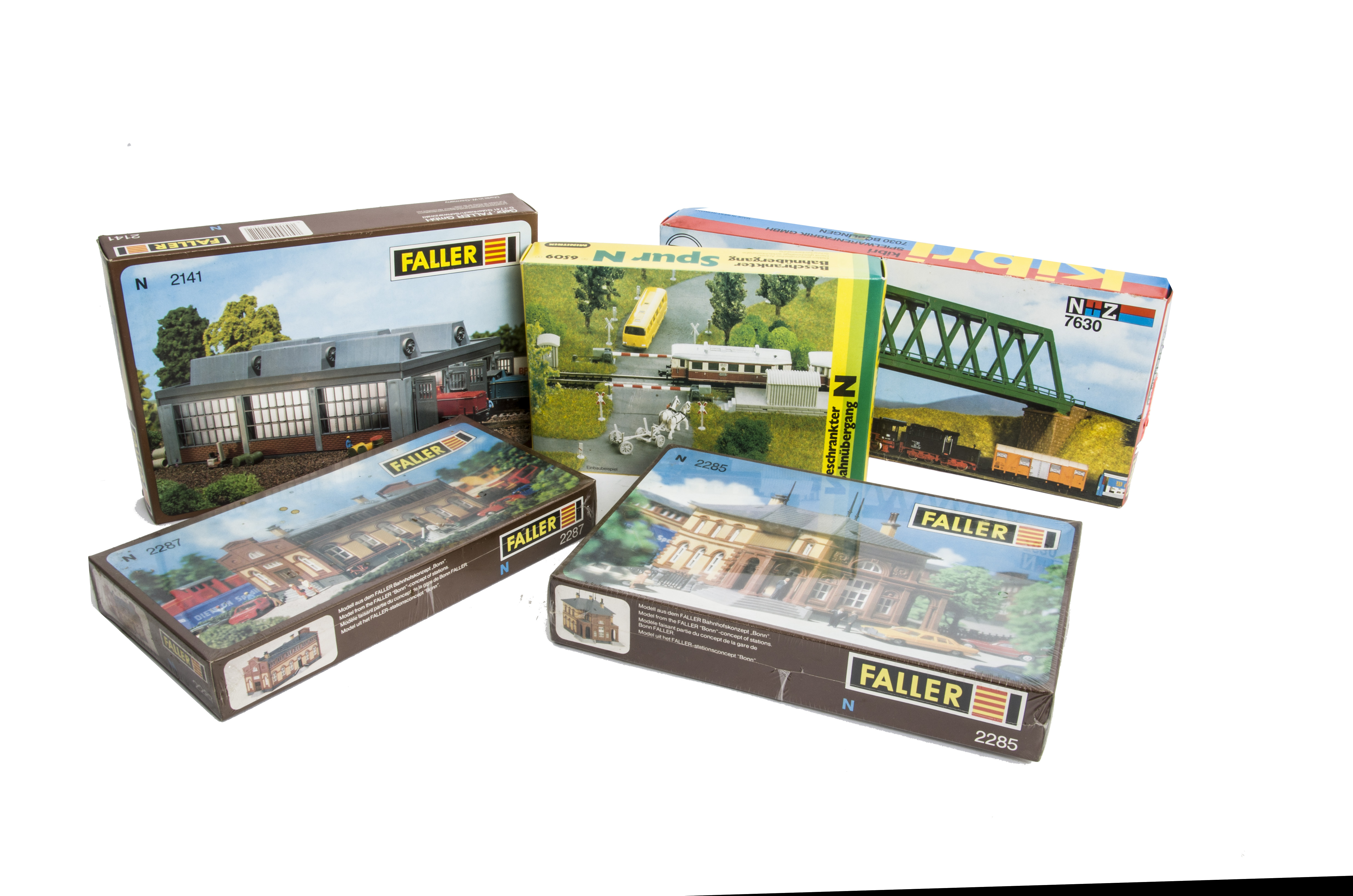 N Gauge Building Kits and Accessories, boxed collection comprising Minitrix 6509 level crossing - Image 2 of 2