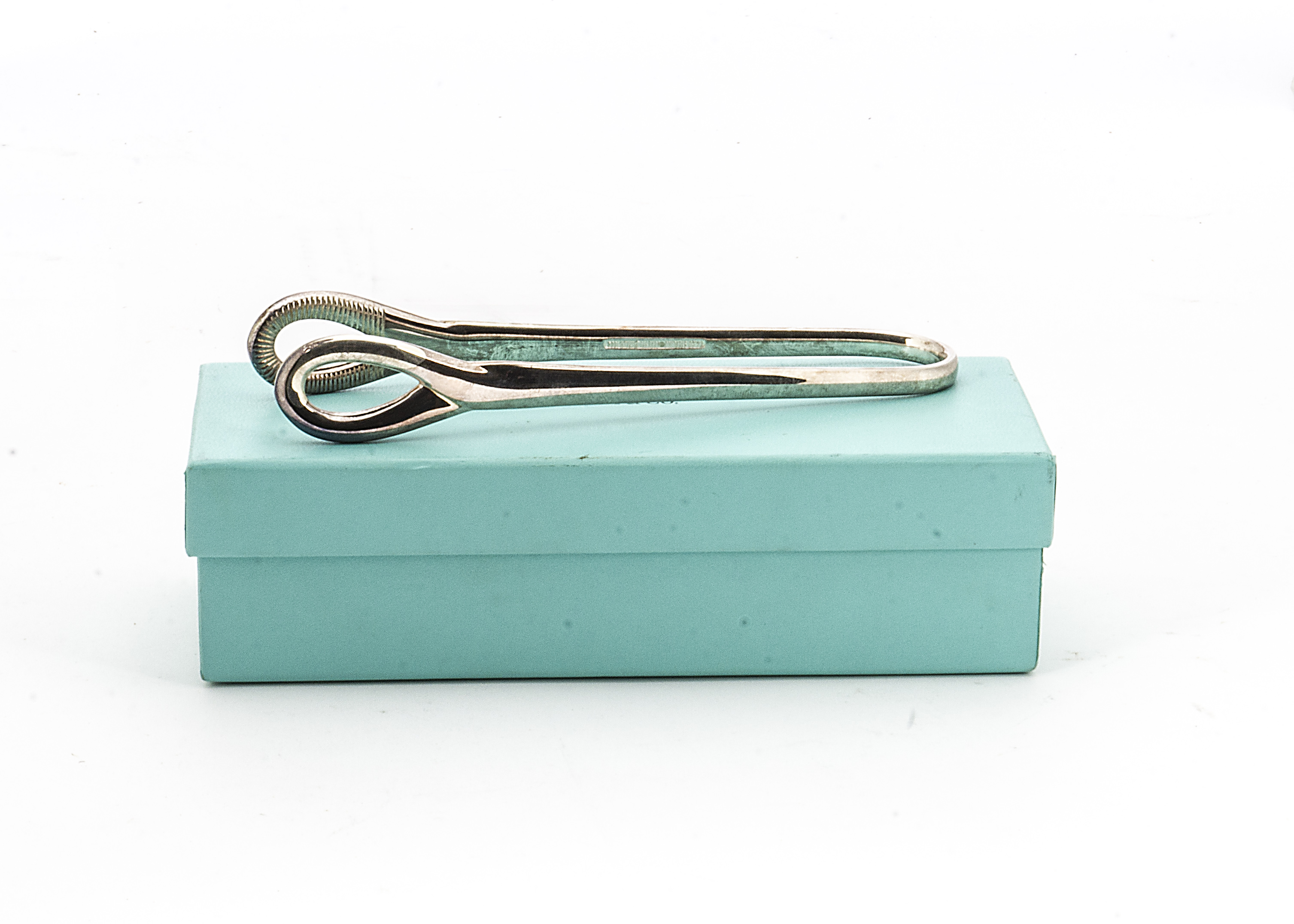 A modern pair of Tiffany & Co silver tongs designed by Peretti, in cloth case and box from Tiffany