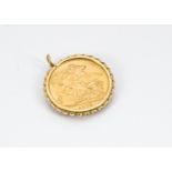 A George V full sovereign, in 9ct gold mount with rope twist edging, dated 1912, 8.7g