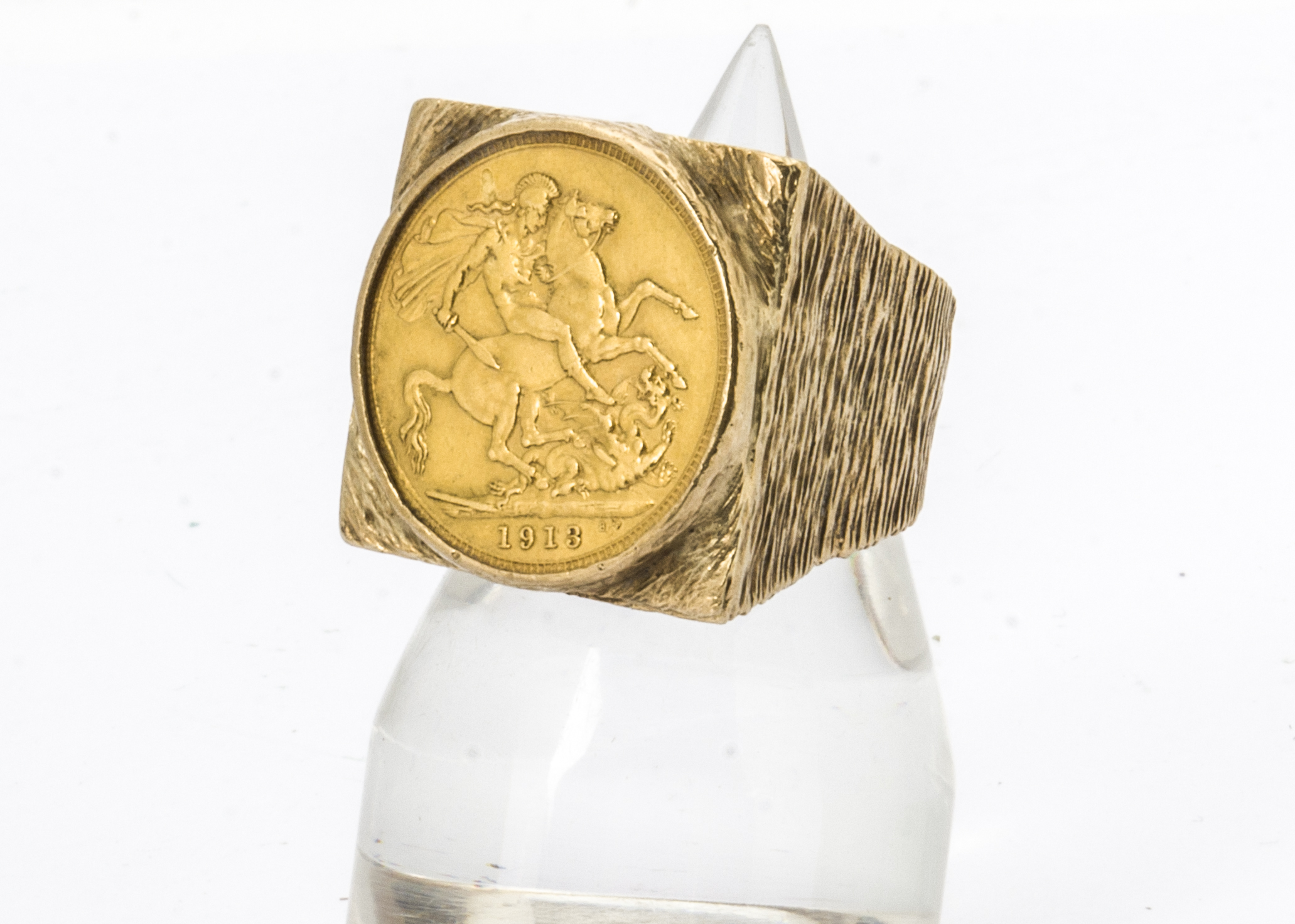 A George V full sovereign in textured, heavy 9ct gold mount ring, ring size U 1/2, 27g