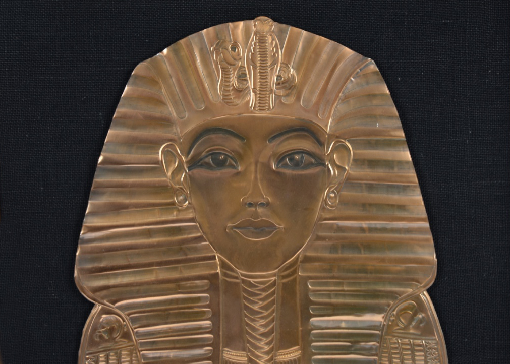 A 20th Century copper relief panel of Tutankhamun's death mask, 51.5 cm x 35.5 cm, framed - Image 2 of 2