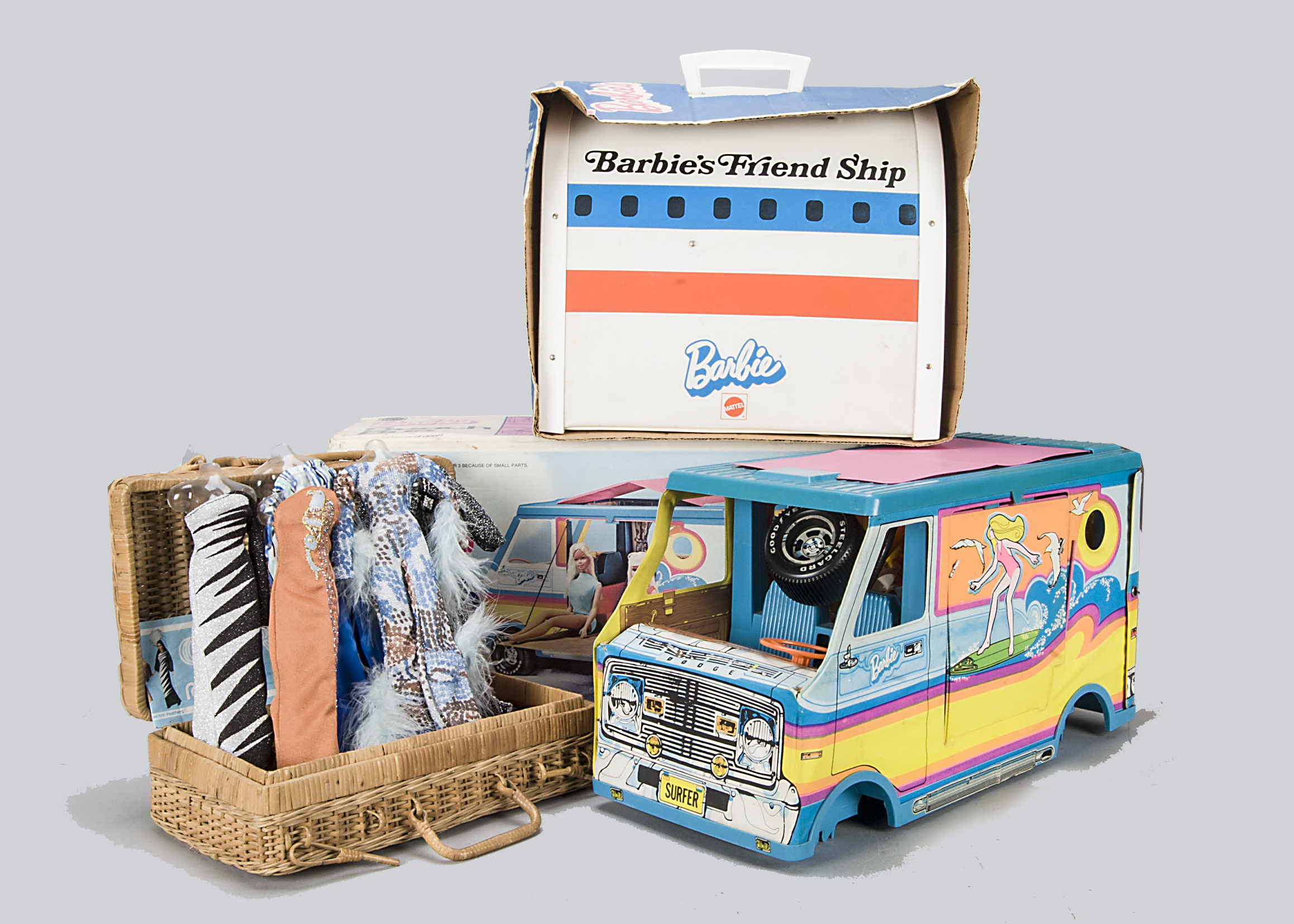Mattel Barbie Friend Ship, vinyl carry case in the form of a United Airlines jet, with most of