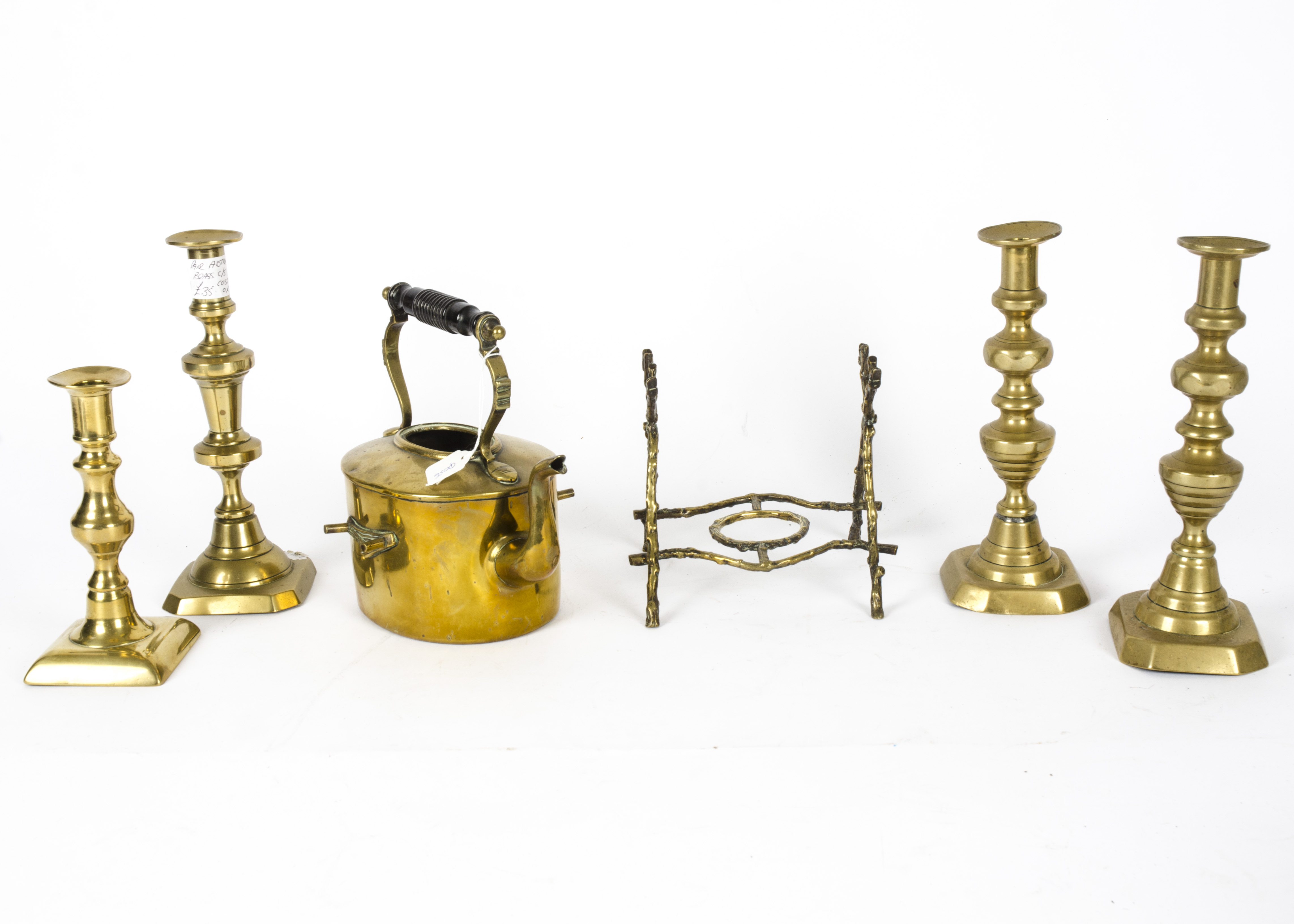 A brass kettle, together with a quantity of vintage brassware, including candlestick holders (10+)