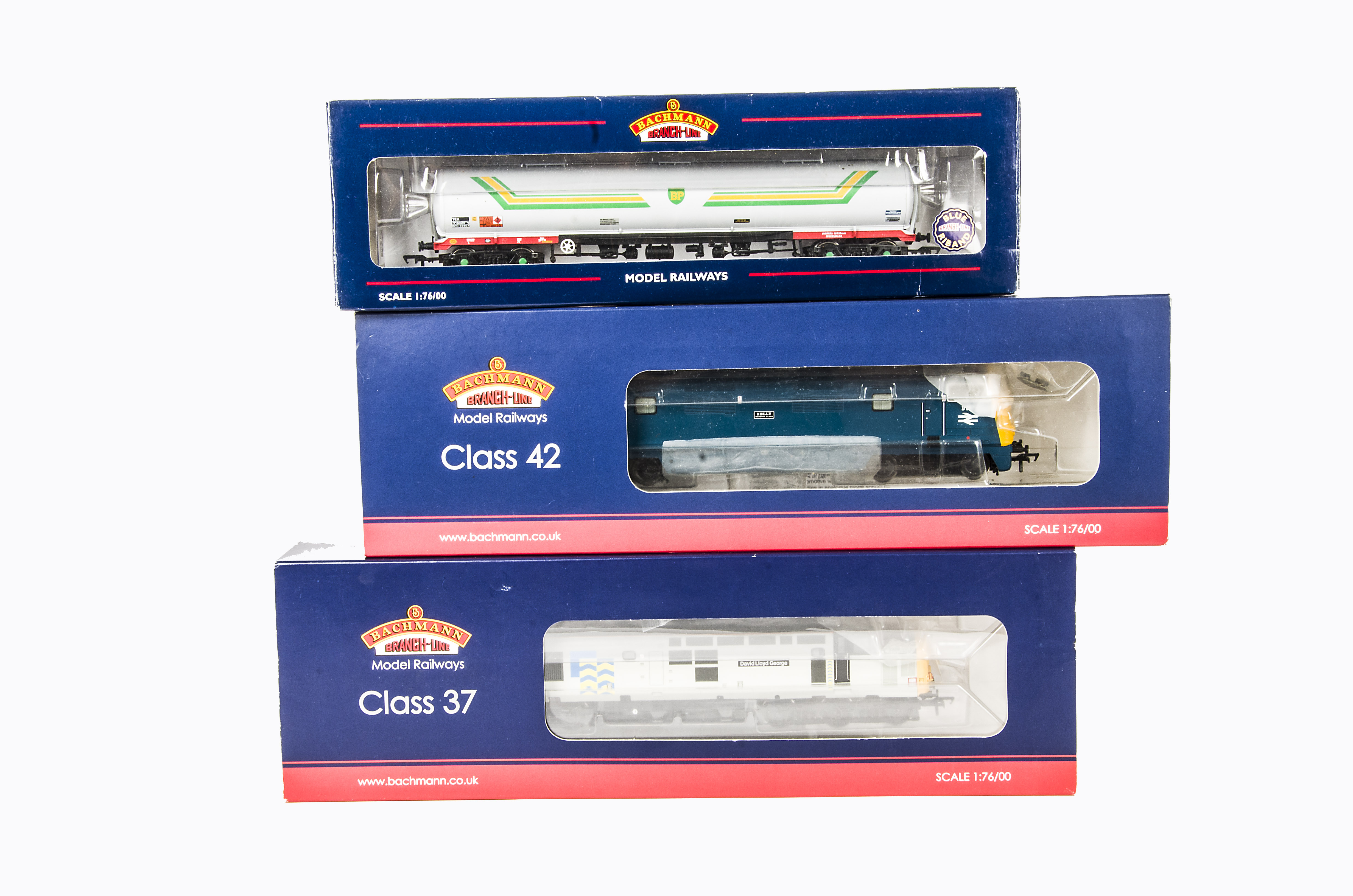 Bachmann 00 Gauge BR Diesel Locomotives, 32-056DC BR blue Class 42 Warship D827 'Kelly' and 32-383