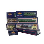 Bachmann 00 Gauge BR Lord Nelson Locomotive and BR green and blood and custard coaches, 31-403 BR