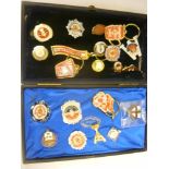 Manchester Utd Memorabilia, a collection of 18 enamel, metal/plastic badges, including 1968 European