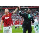 PELE / PAUL SCHOLES AUTOGRAPHS A 12" x 8" colour photograph of Pele and Paul Scholes hand in hand at