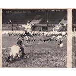 ENGLAND / LOFTHOUSE Signed press photo dated 20th October 1958 of Nat Lofthouse training at Stamford