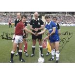 MANCHESTER UTD Col 12 x 8 photo, showing the Man United captain Bryan Robson shaking hands with