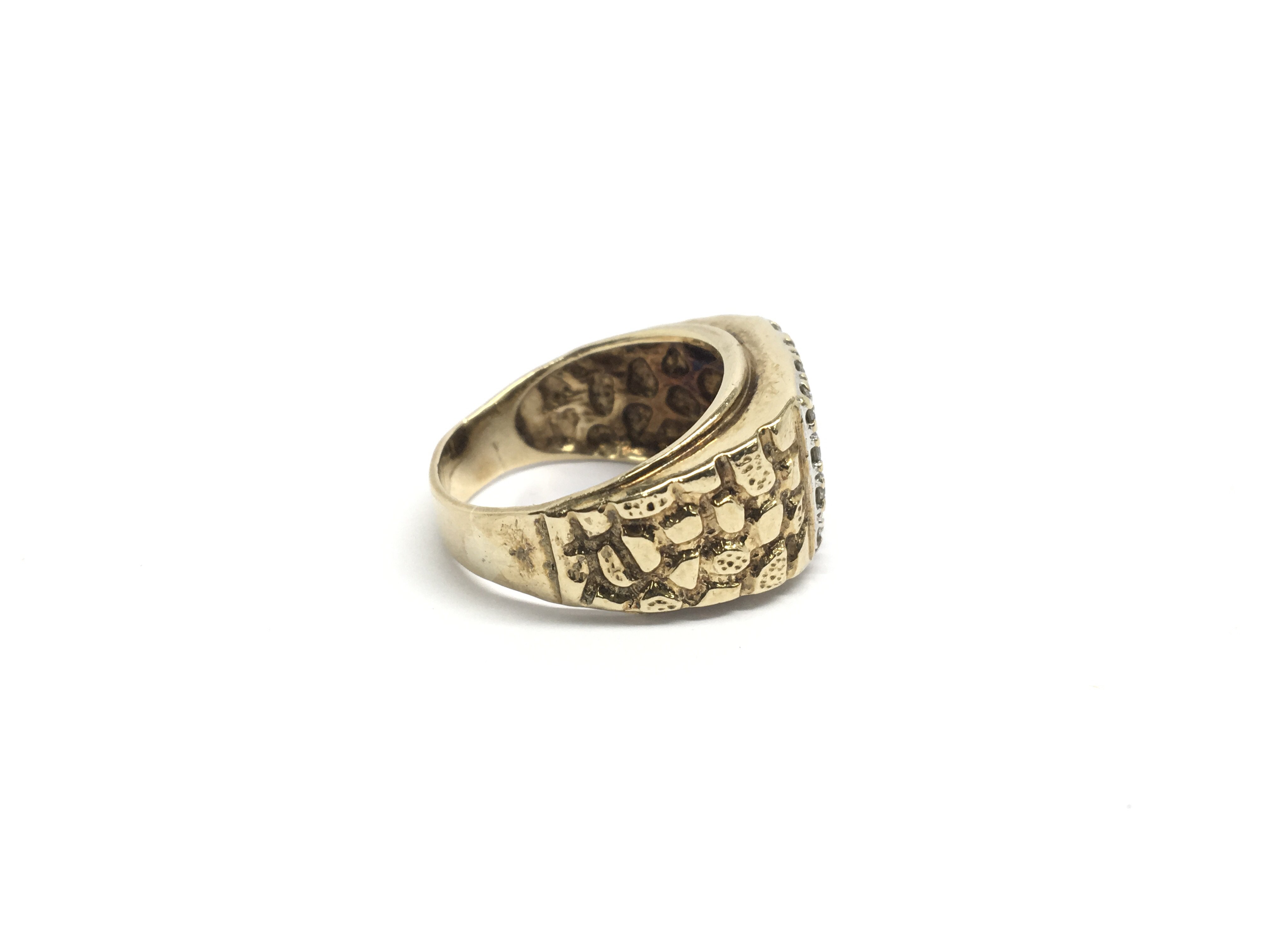 A gents 9ct gold ring set with a block of sixteen - Image 2 of 3